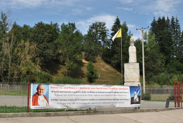 52. Socha u kostela sv. Jana Pavla ll. (Poiana Micului)